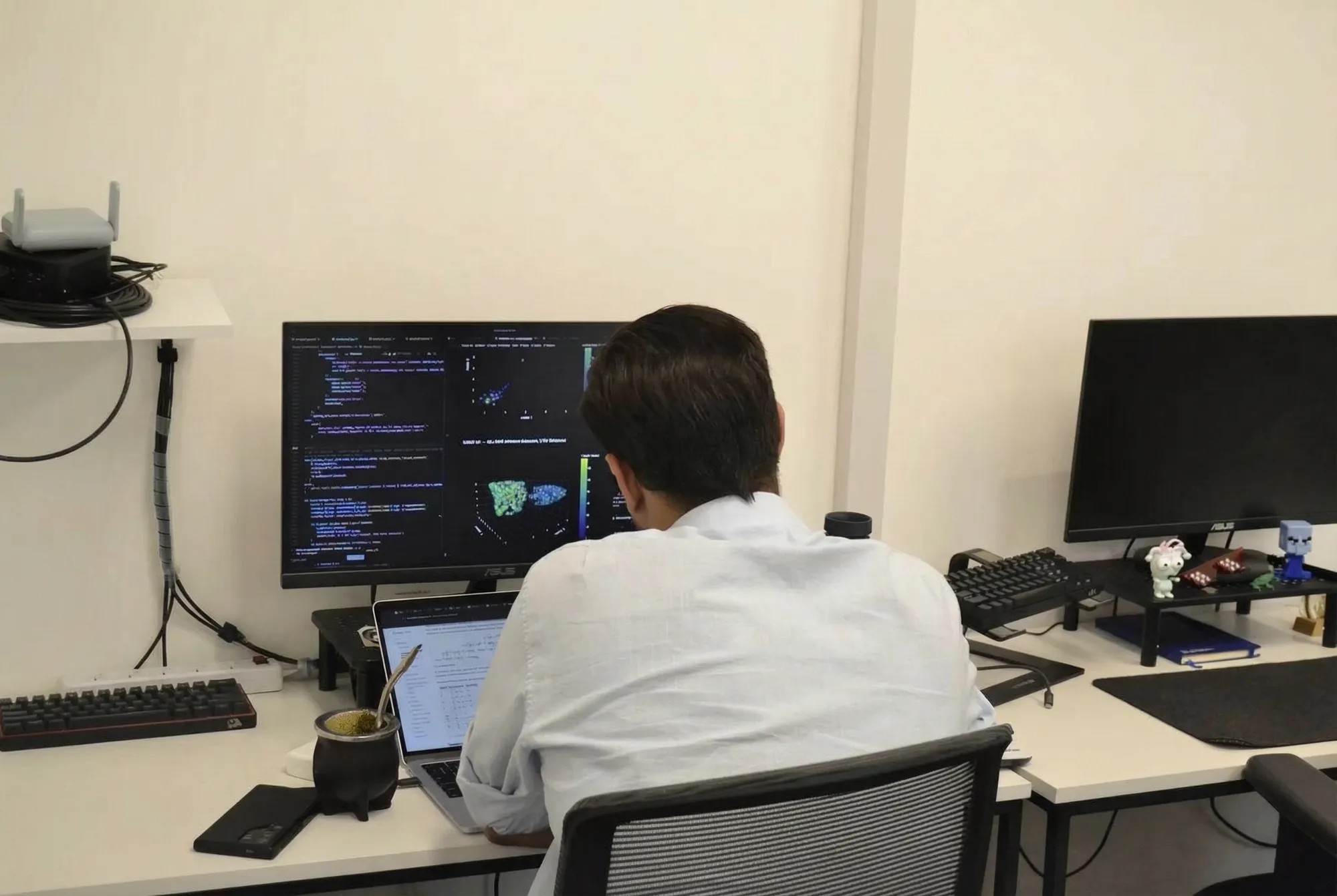 Equipo de Pento colaborando en la oficina