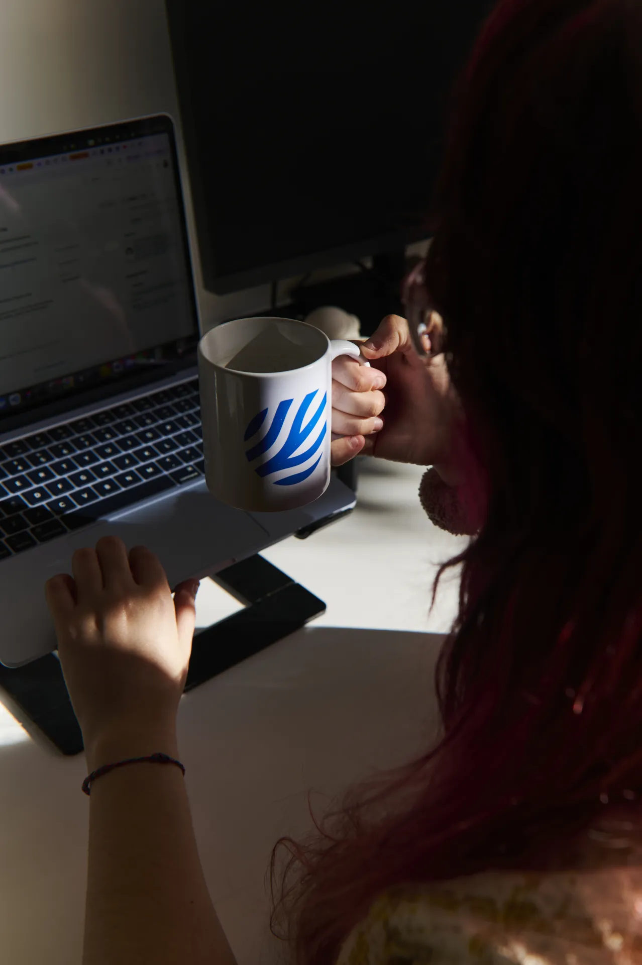 Integrante del equipo de Pento trabajando con un café